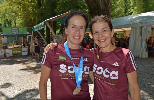 Jekleni Livčanki  Lilijana Berginc (tretja na petkovem vzponu, levo) 
in Tanja Kalanj, druga v kategoriji do 60 let na 12 km.