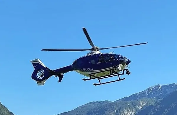  Pri reševanju je sodeloval helikopter letalske policijske enote.