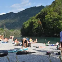 Popoldne je bilo zunaj tako vroče, da tudi 12 soških stopinj ni bilo 
ovira za hlajenje na sotočju s Tolminko.