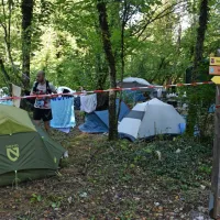Za čas festivala so organizatorji tekačem pripravili priložnostno 
šotorišče.