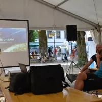 Po dokumentarnem filmu Trans Dinarica sta avtorja Matevž Hribar  
(z mikrofonom) in Jan Klavora (desno) odgovarjala na številna 
vprašanja občinstva.