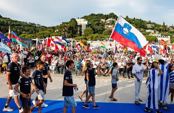 S prisrčne otvoritve svetovnega prvenstva najmlajših jadralcev