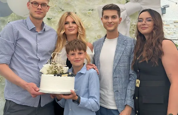 Doslej še nevideno: Tiar, Maja in Damjan v družbi starejšega sina 
Jana, ki ga javnost in mediji že leta nismo videli, in njegove 
partnerice Tjaše.