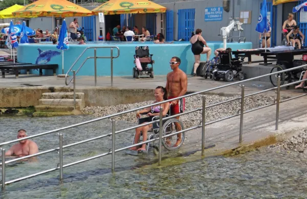Plaža pod Domom dva topola je prilagojena osebam z mišičnimi 
distrofijami ter slepim in slabovidnim.