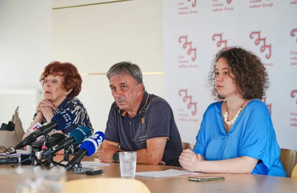 V Zvezi svobodnih sindikatov Slovenije pričakujejo, da bodo 
storitve v okviru dolgotrajne oskrbe na domu na voljo najkasneje 
v dveh mesecih. Na fotografiji (z leve) Frančiška Ćetković, Andrej 
Zorko in Mojca Žerak.