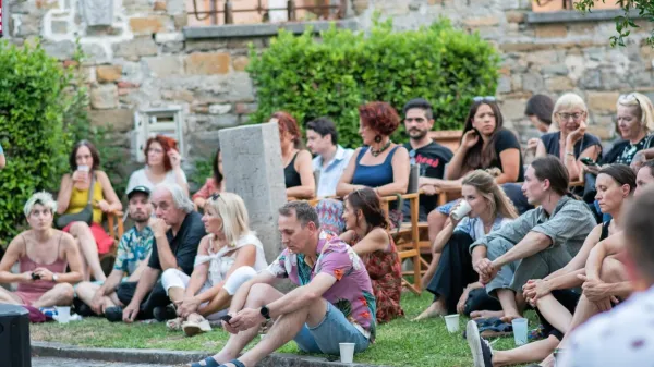 Prostor, kjer se odvija JEFF,  poudarja preprostost in “ljudskost” 
dogodka - ljudje se na vrtovih Pokrajinskega muzeja lahko usedejo 
na travo, kar precej prispeva k vzdušju. 