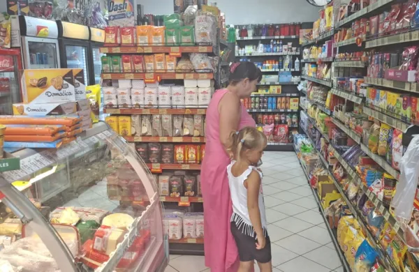 K junijski medletni inflaciji so največ prispevale podražitve hrane 
in brezalkoholnih pijač.
