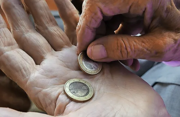 Upokojenci bodo danes skupaj s pokojninami za junij prejeli letni 
dodatek.