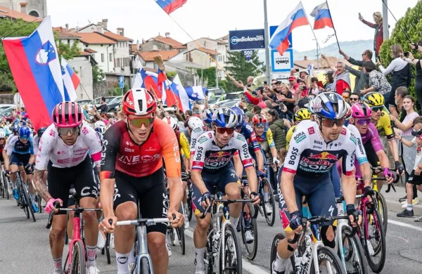 Jan Tratnik (desno, v ospredju) za razliko od Gira na Touru ne bo 
pomagal Primožu Rogliču (v sredini).  