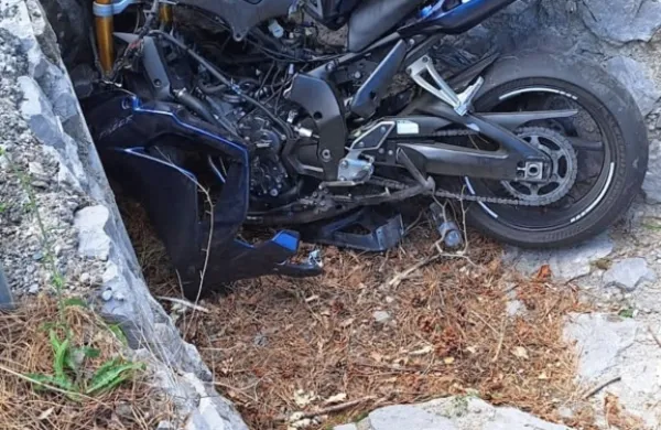 Motorista, ki se je v petek popoldne peljal po Rebrnicah, je  v  ovinku 
zaneslo v jarek.