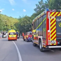 Z motorjem padel v globok jarek