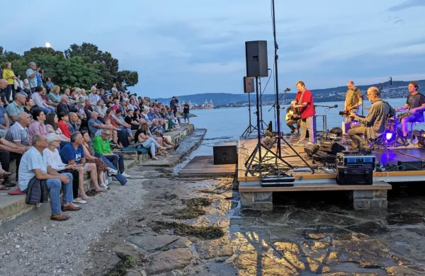 Koncerti in prireditve v okviru festivala Poletje v Ankaranu 
pritegnejo veliko število obiskovalcev. 