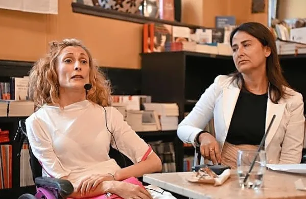 Tržačanka Martina Oppelli na arhivskem posnetku z odvetnico 
Filomeno Gallo