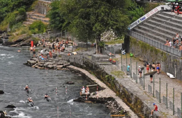 Včeraj   so sprinterji v kajakaškem centru  že marljivo trenirali ...