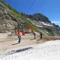 Na severni strani smučišča, proti meji z Italijo na Prevali, sneg še 
leži, tamkajšnja postaja pa bo od 5. julija, ko začne obratovati 
gondola z italijanske strani, pohodnikom lahko dosegljiva. Upajmo, da med njimi ne bo vandalov in nepridipravov.