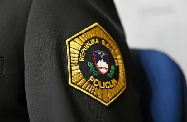 Na mariborski policijski upravi so na Specializirano državno 
tožilstvo podali kazensko ovadbo zoper štiri člane Knovsa zaradi 
nadzora na policiji v zadevi Dars.