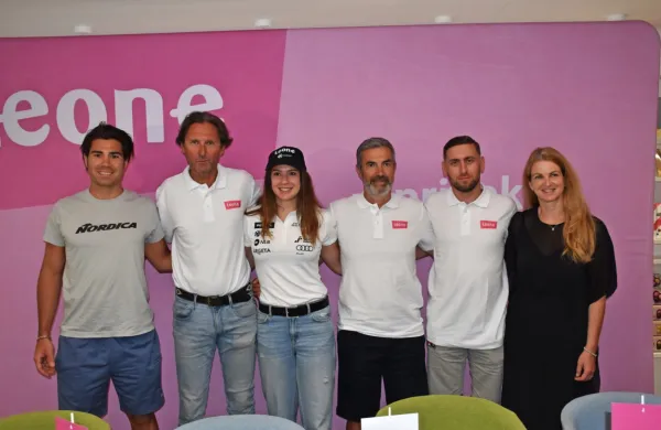  Ekipa za novo sezono: serviser Luca Valenti, vodja Andrea Massi, 
Andreja Slokar, trener Stefano Costazza, fizioterapevti Timotej 
Kostrevc in predstavnica za medije Špela Pretnar. 