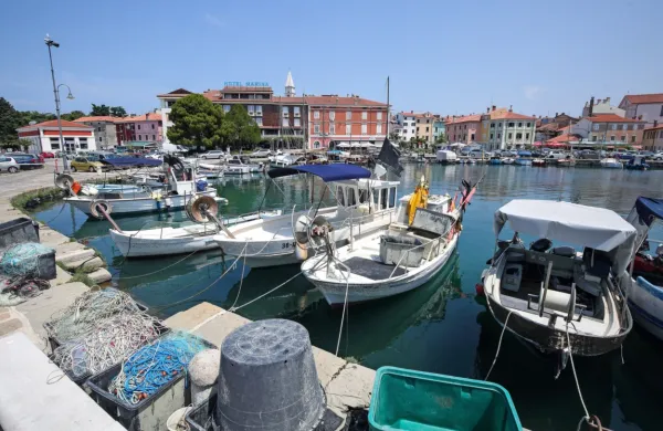 Ribiški pomol v Izoli. Fotografija je simbolična.