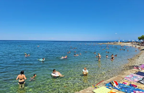 Zaradi visokih temperatur zraka so se močno segrela tudi jezera in 
morje. Temperatura Blejskega jezera je med 26 in 27  stopinjami, 
Bohinjskega med 25 in 26,  temperatura morja pa kar okoli 28 
stopinj Celzija.