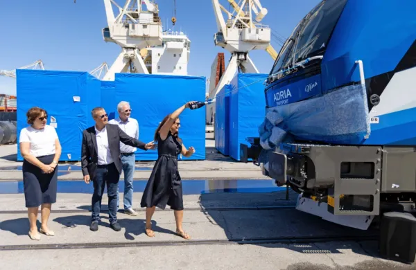  Takole so krstili Nino, peto električno lokomotivo družbe Adria 
Transport.