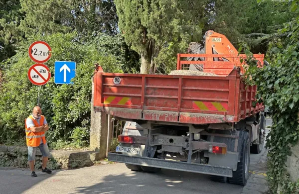  Vsakdanjik na ozki in strmi Prečni poti: krajani, ki ob njej živijo, pravijo, da sta zaradi tovornjakov  vožnja in 
hoja po njej nevarni.