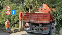  Vsakdanjik na ozki in strmi Prečni poti: krajani, ki ob njej živijo, pravijo, da sta zaradi tovornjakov  vožnja in 
hoja po njej nevarni.