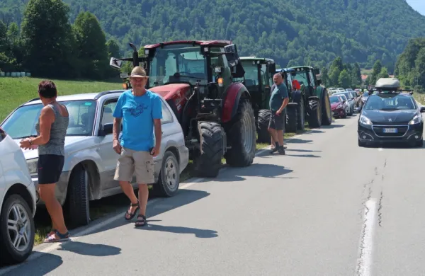 Z vseh strani velike črnovrške planote so se domačini z vsemi 
razpoložljivimi motornimi vozili napotili proti zaprtemu bencinskemu servisu.