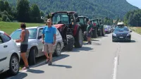 Z vseh strani velike črnovrške planote so se domačini z vsemi 
razpoložljivimi motornimi vozili napotili proti zaprtemu bencinskemu servisu.