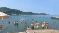 Splavi na plaži Term Krka so priljubljeni zlasti med mladimi.  