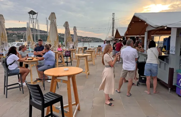  Kljub vročini so se še pred večerom v novi mestni poletni  
pridobitvi začeli zbirati prvi obiskovalci ...