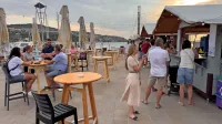  Kljub vročini so se še pred večerom v novi mestni poletni  
pridobitvi začeli zbirati prvi obiskovalci ...