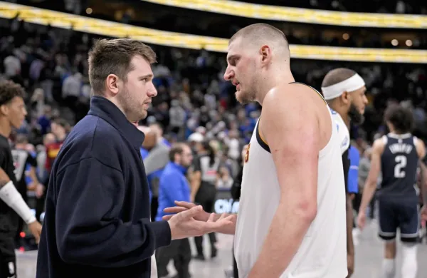Bosta slovenski zvezdnik Luka Dončić (levo) in srbski Nikola Jokić 
zaigrala v isti ekipi v ligi NBA?