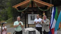 Spominsko ploščo so odkrili župan Bovca Valter Mlekuž, predsednik mednarodnega geomineralnega parka Rabelj Giuseppe 
Dimora in župan Trbiža Renzo Zanette. 