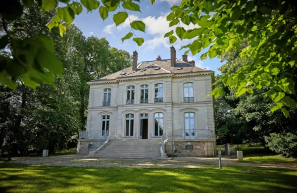 Prodali Lagerfeldovo vilo blizu Pariza
