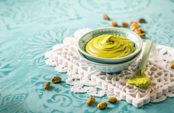 Pri izbiri pistacijevega namaza naj vas ne zavede intenzivna zelena 
barva, saj je ta lahko posledica sestavin, kot sta spirulina in 
klorofilin (E141), ki izdelek obarvajo zeleno.