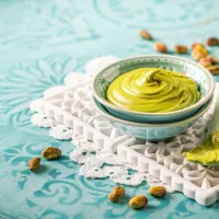 Pri izbiri pistacijevega namaza naj vas ne zavede intenzivna zelena 
barva, saj je ta lahko posledica sestavin, kot sta spirulina in 
klorofilin (E141), ki izdelek obarvajo zeleno.