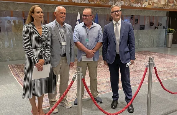 Ob simbolni predaji 8000 podpisov za ureditev prometa skozi 
Škofije je v parlamentu akcijo predstavila poslanka Meira Hot, 
družbo so ji delali predstavnika civilne iniciative Edmond Gašpar 
in Edi Šavle ter poslanski kolega Felice Ziza.

