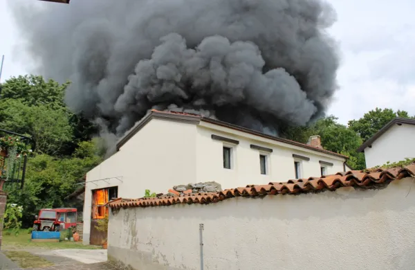Nad  vasjo  se je  v  nedeljo  popoldne  vil gost  črn  dim.  