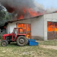 Pri  gašenju obsežnega  požara je  sodelovalo  približno 50  gasilcev  iz  
štirih  gasilskih  enot.  