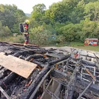 Uničeno  ostrešje  gospodarskega  poslopja 