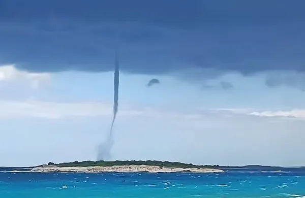 Ob obali hrvaške Istre se je danes pojavilo več vodnih tromb