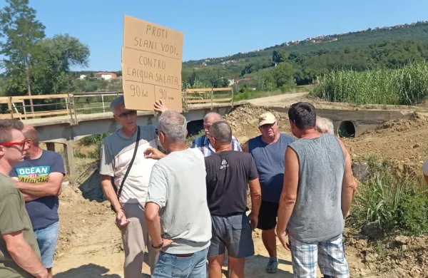 Zaradi vzdrževalnih del Luke Koper  ob ankaranskem kanalu so tamkajšnji kmetje ostali brez vode za namakanje polj.
