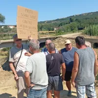 Zaradi vzdrževalnih del Luke Koper  ob ankaranskem kanalu so tamkajšnji kmetje ostali brez vode za namakanje polj.