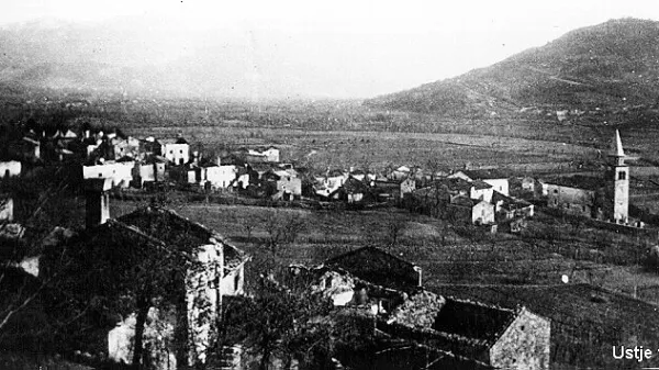 Italijanska vojska je kot maščevanje za smrt karabinjerskega častnika Cira Maroneja, ki so ga sicer ubili italijanski vojaki,  8. avgusta 1942 požgala 
vas Ustje. Po vojni je Italija plačala odškodnino, vendar oškodovanci in njihovi potomci do današnjega dne odškodnine še niso prejeli. 