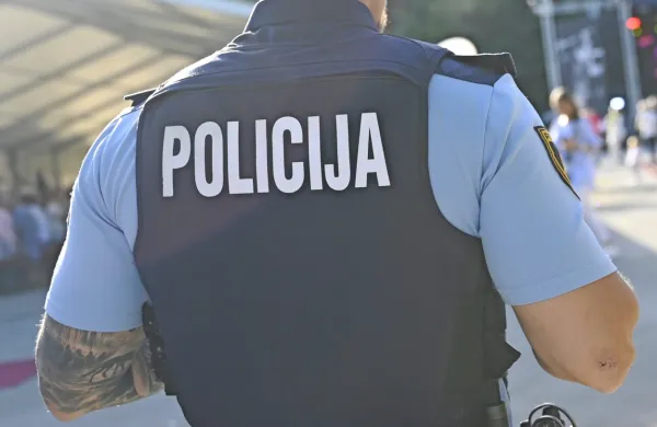 Pijan trčil v policijsko vozilo