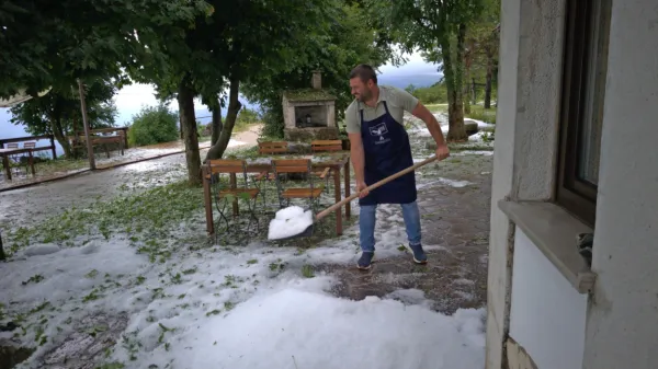 Tako se je Kristijan Vidmar, gospodar  penziona Sinji vrh, zjutraj 
lotil kidanja toče.