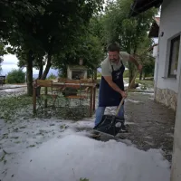 Neurje s točo na Ajdovskem: &ldquo;Začelo je klestiti in pokati, nekateri kosi so bili večji od &scaron;tirih centimetrov&rdquo;