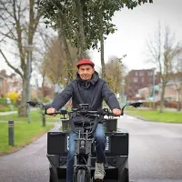 Bruno Doedens na kolesu in - z drevesom