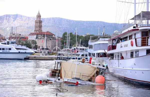 Trajekt Jadrolinije je trčil v pomol, pri tem pa uničil nekaj 
čolnov.