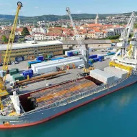 Začenja se naslednja faza &scaron;iritve južnega dela prvega pomola: pilote bodo zabijali samo med tednom